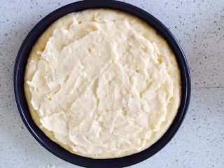 9、榴莲披萨,铺上榴莲肉拌的奶油奶酪泥