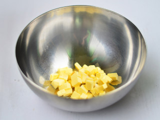 1、抹茶曲奇,黄油切成小丁,放温暖处软化成膏状