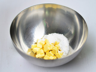 2、抹茶曲奇,加入糖粉