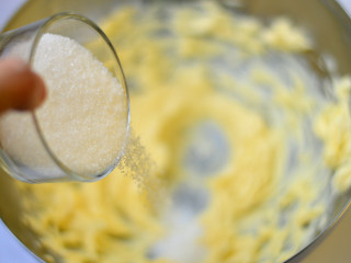 3、抹茶曲奇,再分两次加入细砂糖,继续低速搅打均匀