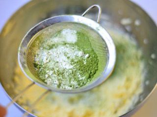 5、抹茶曲奇,筛入面粉和抹茶粉