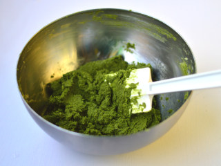 6、抹茶曲奇,用刮刀切拌混匀至无干粉状态