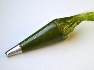 7、抹茶曲奇,然后将面糊装进裱花袋