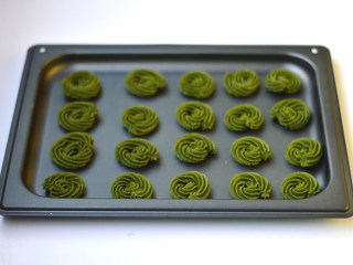 8、抹茶曲奇,挤入烤盘,间隔稍微大一些