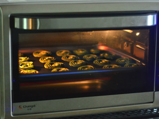 9、抹茶曲奇,放入烤箱中层,上下火150度,烘烤约30分钟(根据自家烤箱的情况来调节)