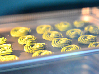 10、抹茶曲奇,烘烤结束后,取出放凉(要等放凉了再翻动,不然很容易散)