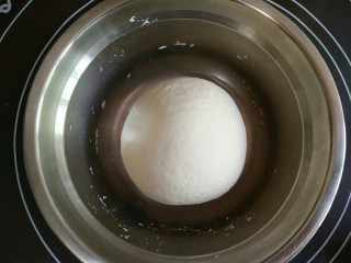 3、做饼+手撕披萨――万能的平底锅就能造,揉成发面团，用保鲜膜盖好，待醒发。