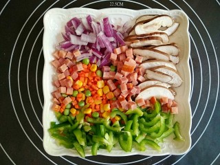 4、做饼+手撕披萨――万能的平底锅就能造,将蔬菜洗净，香菇切片，其他的切丁即可。