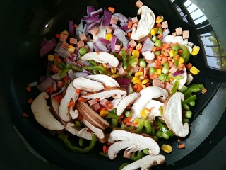 5、做饼+手撕披萨――万能的平底锅就能造,锅中放适量橄榄油，烧至7成热，下切好的蔬菜。