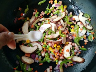 6、做饼+手撕披萨――万能的平底锅就能造,加适量盐和鸡精翻炒均匀。