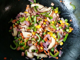 7、做饼+手撕披萨――万能的平底锅就能造,翻炒至香菇变软即可盛出备用。