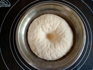 8、做饼+手撕披萨――万能的平底锅就能造,待面团醒发到原来的两倍大。