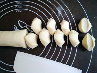 9、做饼+手撕披萨――万能的平底锅就能造,将醒发好的面团搓成长条，切分成饺子剂大小。