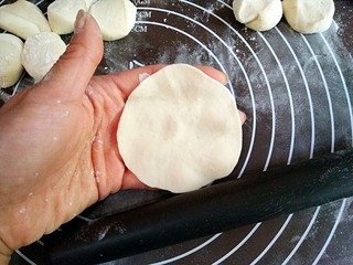 10、做饼+手撕披萨――万能的平底锅就能造,按扁，擀成饺子皮大小，不要擀太薄。