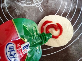 11、做饼+手撕披萨――万能的平底锅就能造,挤上适量番茄酱。