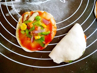 12、做饼+手撕披萨――万能的平底锅就能造,将番茄酱抹匀，填上适量的炒好的馅料。