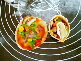 13、做饼+手撕披萨――万能的平底锅就能造,对折后再折起捏紧，像个花瓣形状，如图所示。