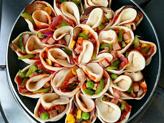 14、做饼+手撕披萨――万能的平底锅就能造,将折好的花瓣紧密摆入不沾平底锅中。