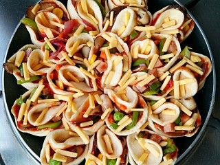 15、做饼+手撕披萨――万能的平底锅就能造,将芝士片切碎，撒在花瓣上面，小火加盖慢烘至熟即可。