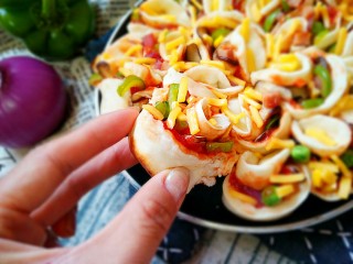 18、做饼+手撕披萨――万能的平底锅就能造,一瓣一瓣的，直接用手撕着来吃非常方便。