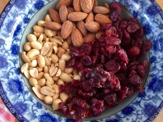 5、雪花酥,准备坚果和水果干