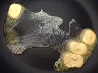 6、雪花酥,将黄油加入锅中融化（小火）