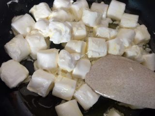 7、雪花酥,待黄油融化后放入棉花糖（小火）