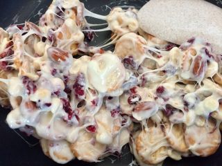 10、雪花酥,加入坚果和饼干搅拌均匀后关火(小火）