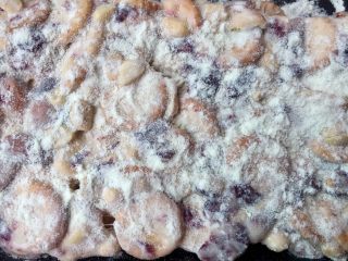 12、雪花酥,在表面撒上适量奶粉