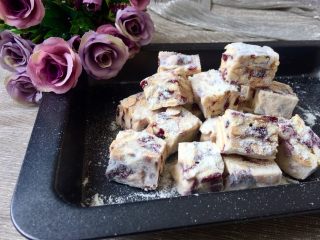 14、雪花酥,放入盘中再撒上少许奶粉即可