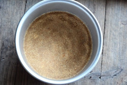 3、榴莲奶酪慕斯,混合均匀后，倒入模具，用勺子压实，放冰箱冷藏备用