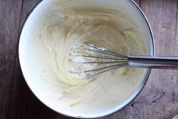 4、榴莲奶酪慕斯,奶酪软化后加入白砂糖搅打至顺滑