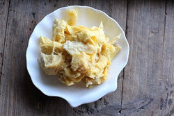 5、榴莲奶酪慕斯,榴莲取果肉