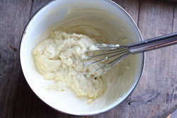 7、榴莲奶酪慕斯,将榴莲泥和奶酪混合均匀