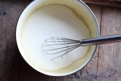 8、榴莲奶酪慕斯,淡奶油打发至六成发