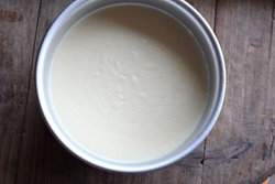 12、榴莲奶酪慕斯,搅拌均匀后倒入模具