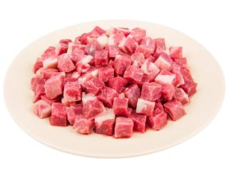 1、红椒炒牛肉粒,雪花牛肉粒。