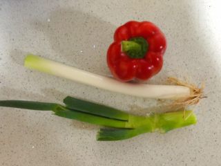 2、红椒炒牛肉粒,甜椒和大葱。