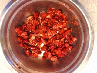 3、红椒炒牛肉粒,静置半天以上。