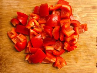 4、红椒炒牛肉粒,红椒切小块。