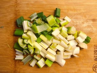 5、红椒炒牛肉粒,大葱切丁。