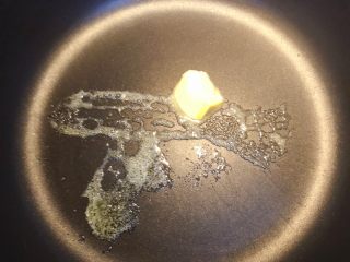 6、红椒炒牛肉粒,热锅下一块黄油。