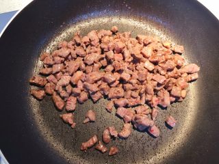 8、红椒炒牛肉粒,大火爆炒至变色马上捞出备用。