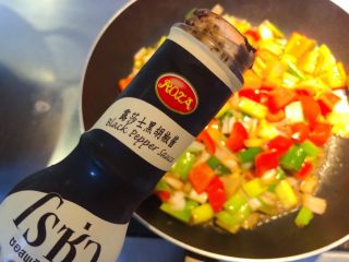 11、红椒炒牛肉粒,下盐和胡椒酱。