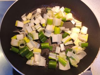 9、红椒炒牛肉粒,下油放入大葱粒。