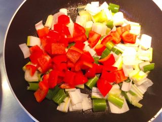 10、红椒炒牛肉粒,加红椒粒继续翻炒。