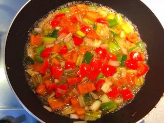 12、红椒炒牛肉粒,加入适量水。