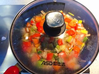 13、红椒炒牛肉粒,焖烧1分钟。