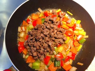 14、红椒炒牛肉粒,加入炒好的牛肉。
