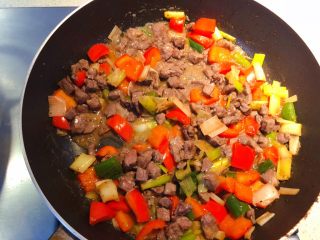 15、红椒炒牛肉粒,最后加入适量水淀粉翻炒均匀即可。